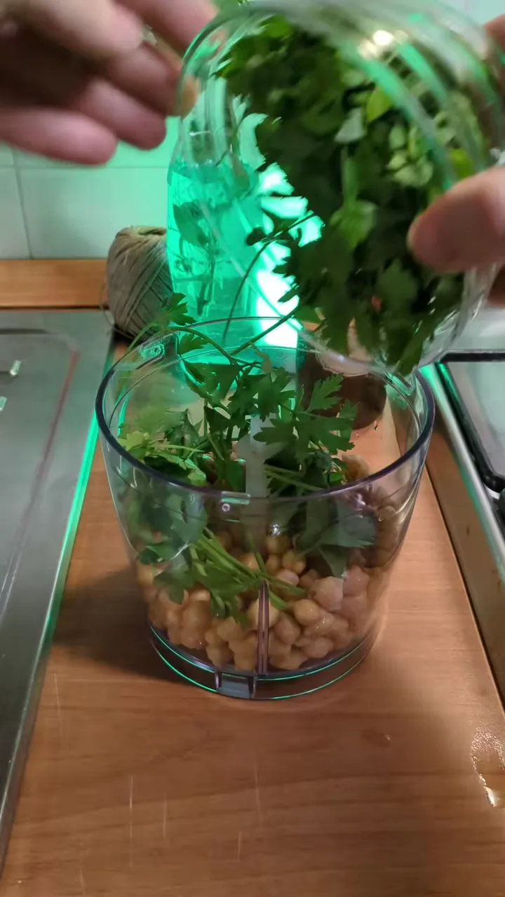 Chickpeas, parsley and onion in the blender